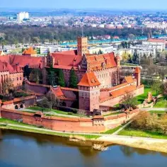 Najlepsze opcje parkingowe przy zamku w Malborku – uniknij problemów