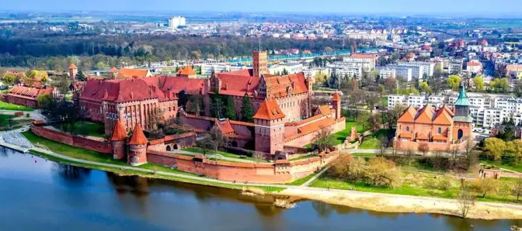 Najlepsze opcje parkingowe przy zamku w Malborku – uniknij problemów